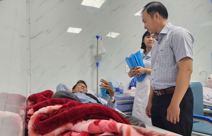 Vụ ngộ độc nghi do ăn bánh mì, tập trung chăm sóc người bệnh, nhanh chóng xử lý vi phạm 1 Vụ ngộ độc nghi do ăn bánh mì, tập trung chăm sóc người bệnh, nhanh chóng xử lý vi phạm - Ảnh 1.