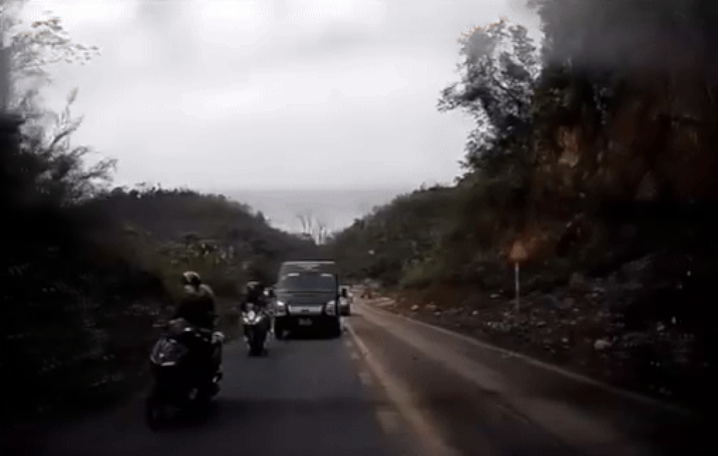 Vụ sạt lở đất đá ở đèo Thung Khe: Cú đạp ga cứu mạng tài xế trong vài giây - 2