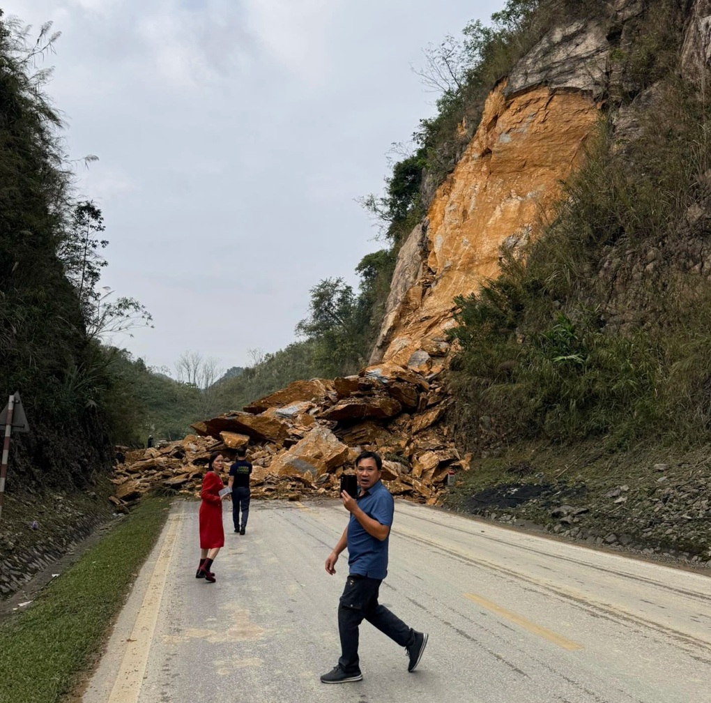 Vụ sạt lở đất đá ở đèo Thung Khe: Cú đạp ga cứu mạng tài xế trong vài giây - 1