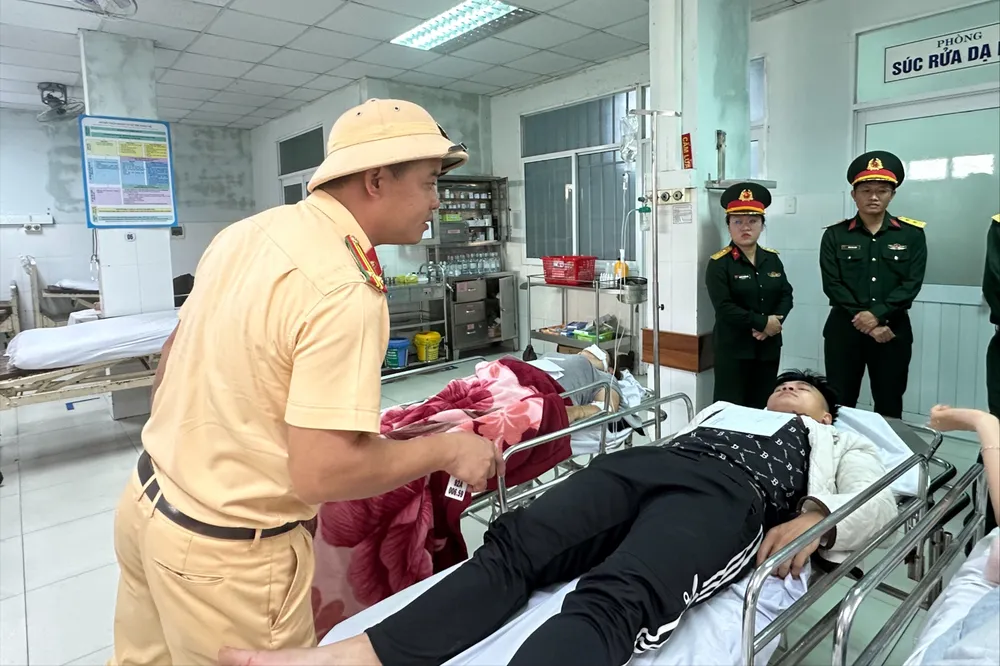 Cảnh sát giao thông thu thập thông tin tại bệnh viện. Ảnh: Thanh Nhật IMG_3106.JPG