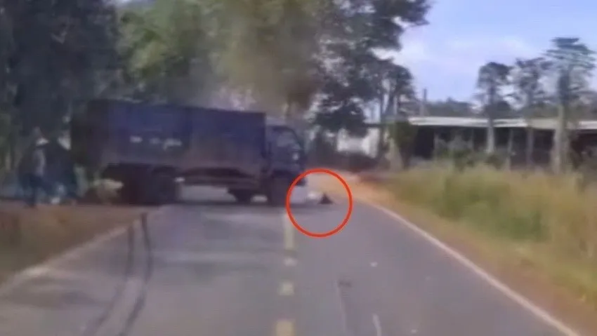 Clip ghi lại cảnh tài xế lùi xe rồi tiếp tục cán qua người nạn nhân tử vong. Ảnh cắt từ clip giet-nguoi.JPG