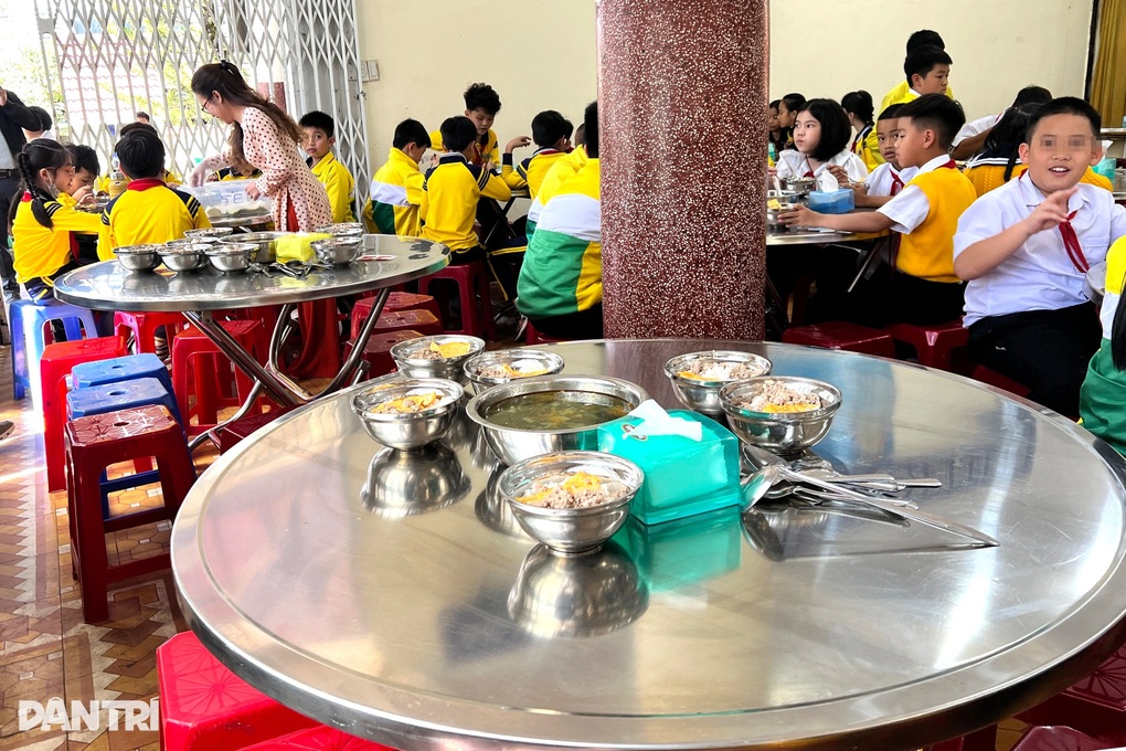 Vụ tố thực phẩm có mùi lạ ở Lâm Đồng: Trường học có tân nữ hiệu trưởng - 2