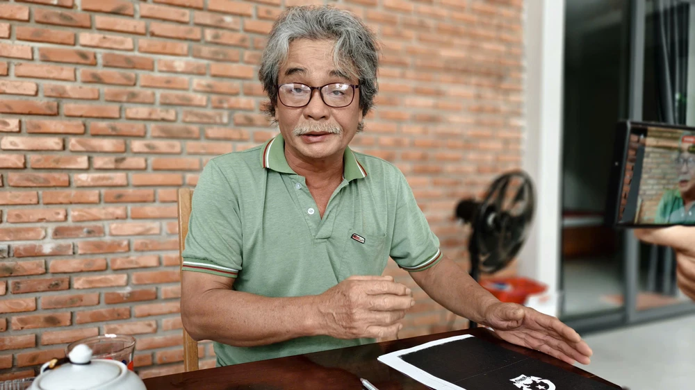 Ông Dũng trao đổi với phóng viên về vụ việc. Ảnh: NGUYỄN YÊN trúng đấu giá lô đất ảo