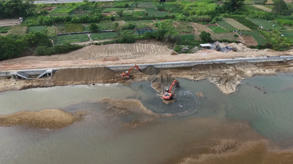 Bờ kè nơi xảy ra vụ việc. vu-tuong-cat-cong-trinh-ke-o-quang-ngai-ra-ngoai-xa-bao-xe-cho-xa-ban-cong-an-xac-dinh-khai-thac-cat-trai-phep (5).jpg