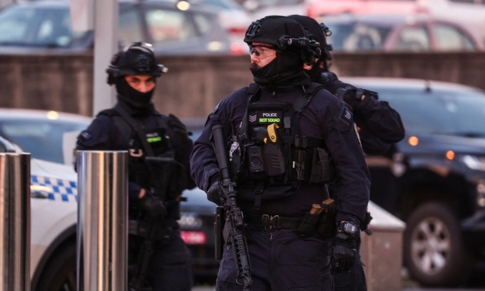 Cảnh sát vũ trang làm nhiệm vụ tại hiện trường sau vụ xả súng tại bãi biển Bondi ở Sydney, Australia, ngày 14/12. Ảnh: AP