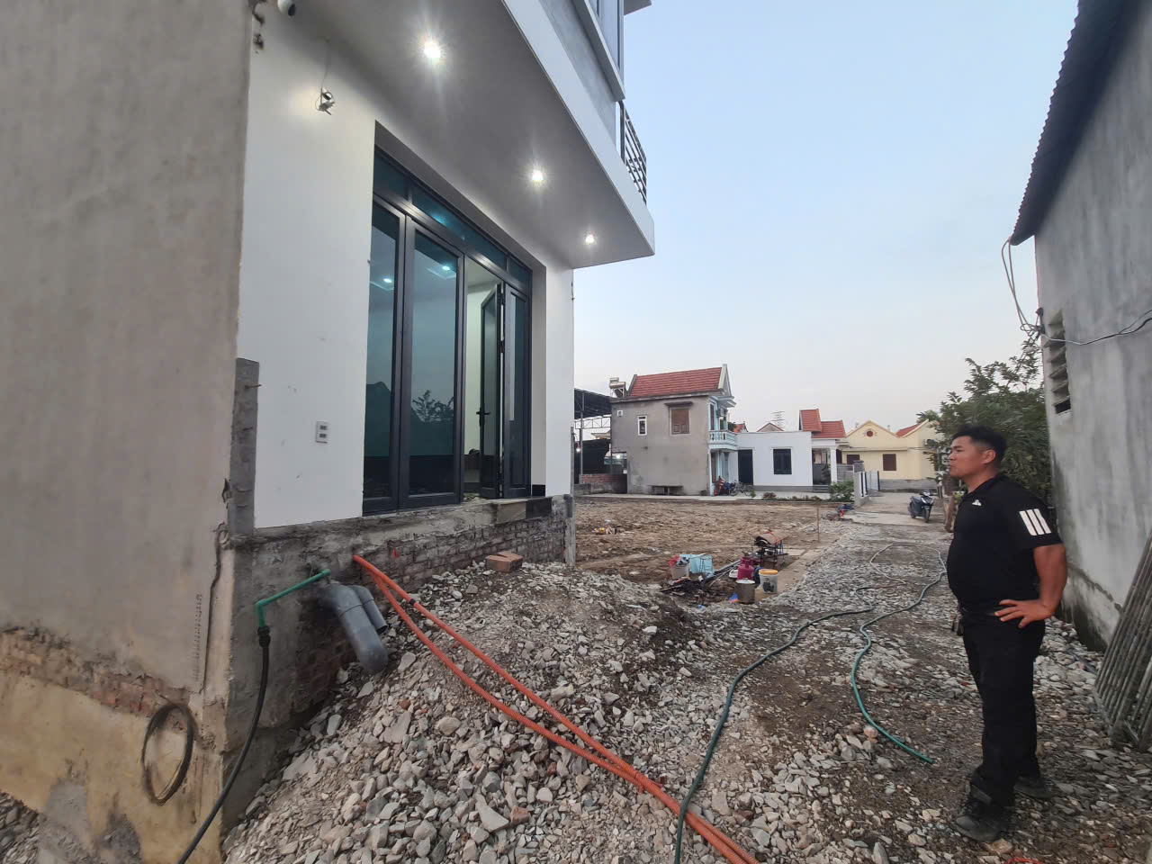 Vụ xây nhầm nhà trên đất người khác: Ông Đỗ Văn Hữu gửi đơn tố cáo dấu hiệu lừa đảo và trốn thuế - Ảnh 1.