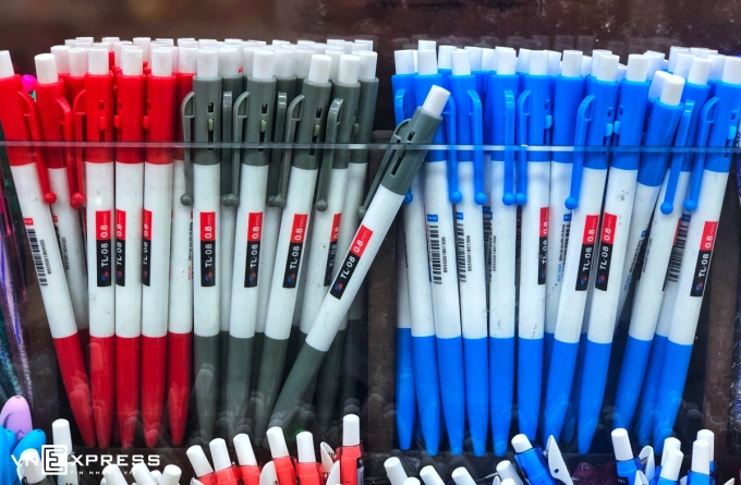 Bút bi Thiên Long bày bán trong nhà sách. Ảnh: Quỳnh Trần