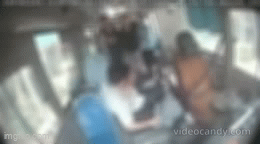 Vừa đánh tài xế xe buýt, người đàn ông vừa nói đã từng đi tù một lần, đi thêm cũng không sao- Ảnh 1.