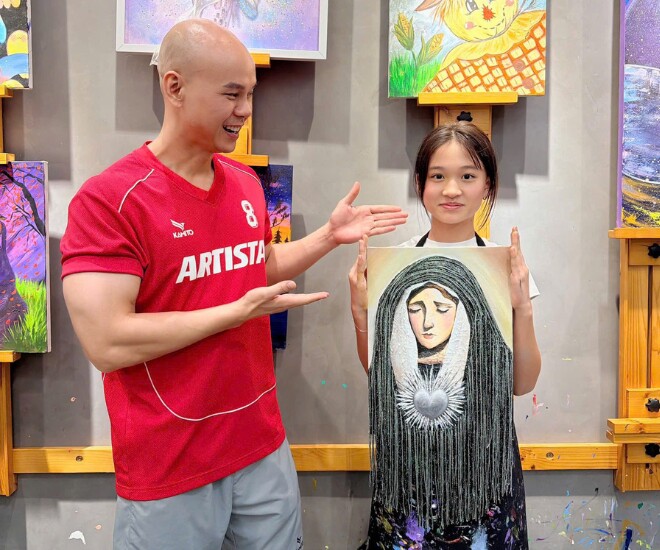 Vừa giành Á quân piano quốc tế, con gái Phan Đinh Tùng ẵm luôn giải nhất cuộc thi vẽ, được sang Pháp triển lãm tranh 1 Ca sĩ Phan Đinh Tùng tự hào khoe con gái giành giải nhất cuộc thi vẽ.