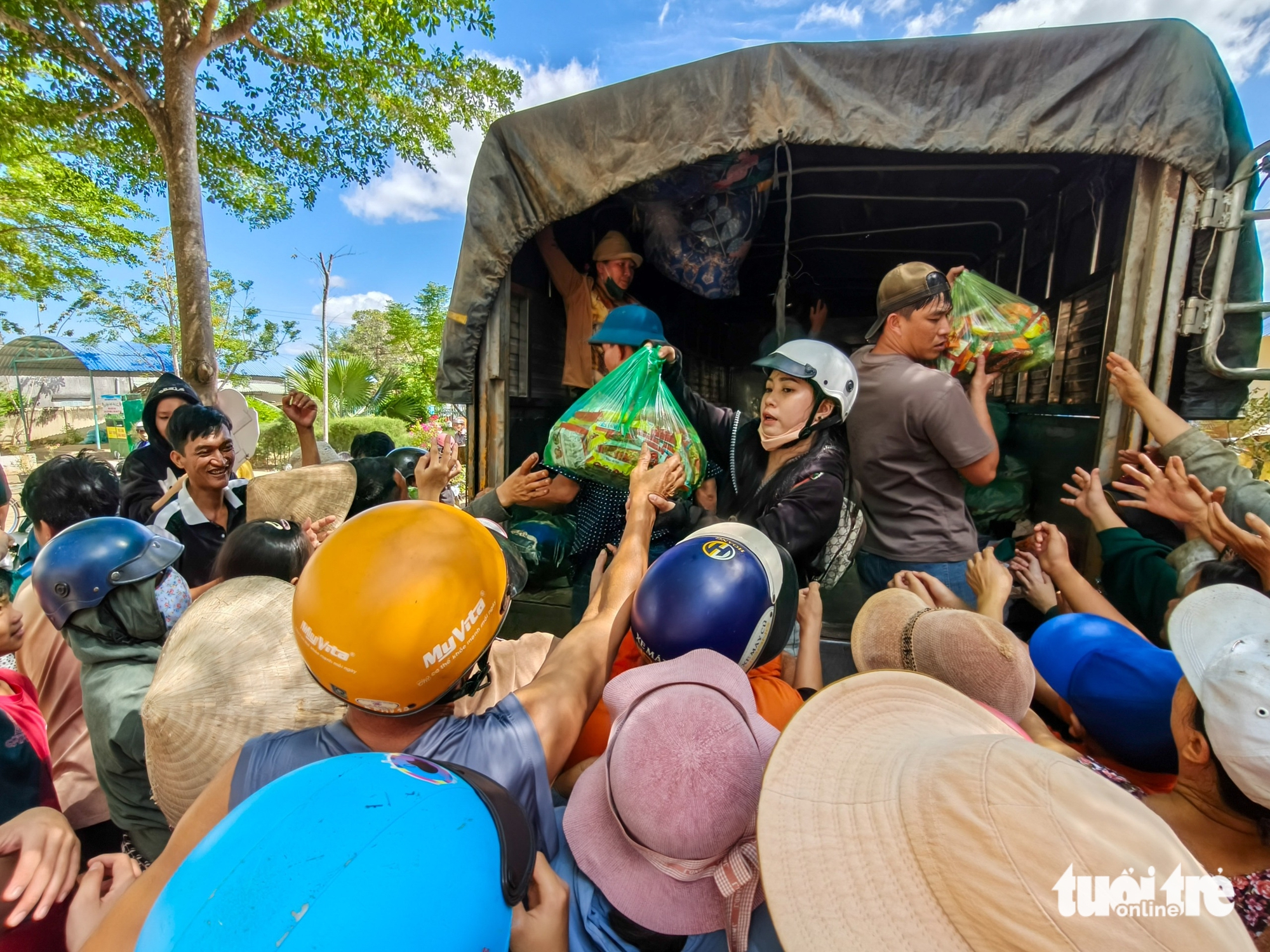 Vừa khắc phục lũ lịch sử, người Phú Yên vừa cứu trợ đồng bào Bình Thuận - Ảnh 1.