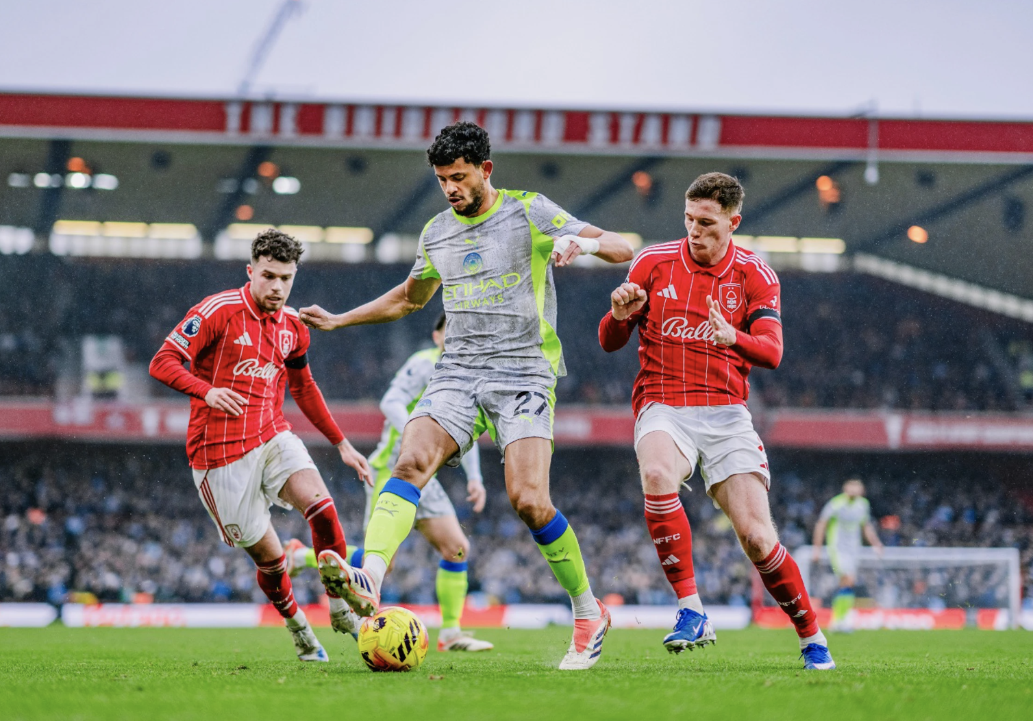 Vua kien tao Cherki ha guc Nottingham Forest Man City