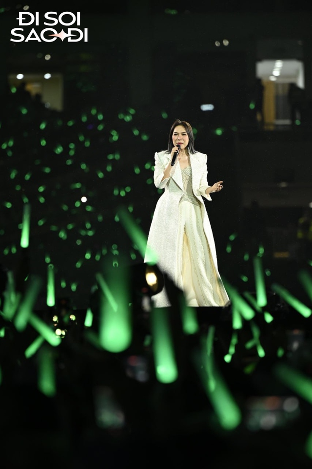 Vừa mở màn concert tại Mỹ Đình, Mỹ Tâm đã phải xin lỗi- Ảnh 3. Vừa mở màn concert tại Mỹ Đình, Mỹ Tâm đã phải xin lỗi- Ảnh 3.