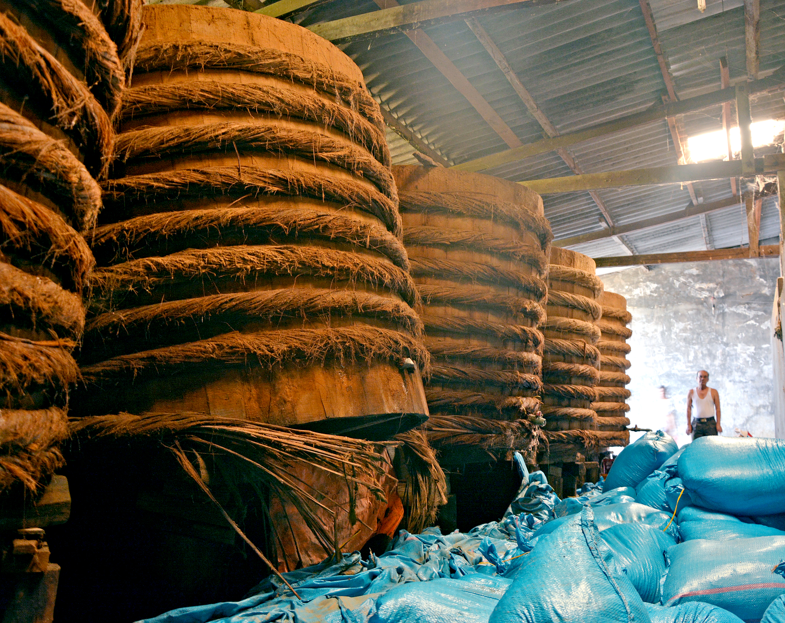 Vùng sản xuất nước mắm Phan Thiết điêu đứng vì lũ 'nuốt' sạch muối, cuốn trôi hàng vạn lít mắm 1 Vùng sản xuất nước mắm Phan Thiết điêu đứng vì lũ 'nuốt' sạch muối, cuốn trôi hàng vạn lít mắm - Ảnh 1.