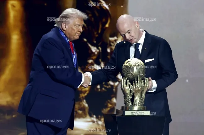 Tổng thống Mỹ Donald Trump khen ngợi Chủ tịch FIFA Gianni Infantino. Ảnh: EPA. world-cup-2026-pha-vo-moi-ky-luc (2).jpg