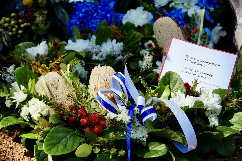 Hoa tưởng niệm các nạn nhân trong vụ xả súng kinh hoàng tại Úc ngày 14-12. Ảnh: ABC xả súng ở Úc.jpg