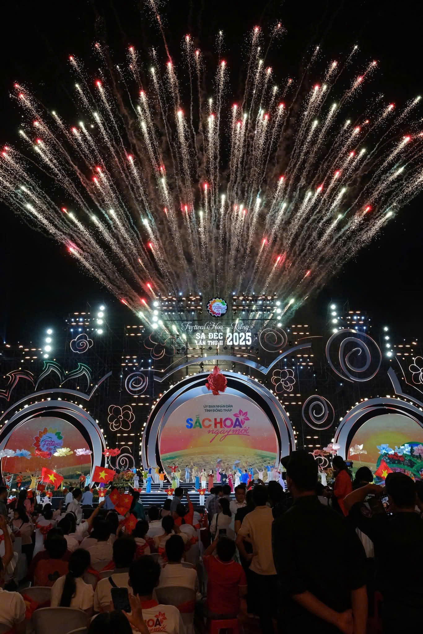 Kỷ lục Bản đồ Việt Nam từ 1 . 000 Giống hoa kiểng tại Festival Sa Đéc lần 2 - Ảnh 1. Kỷ lục Bản đồ Việt Nam từ 1 . 000 Giống hoa kiểng tại Festival Sa Đéc lần 2 - Ảnh 1.