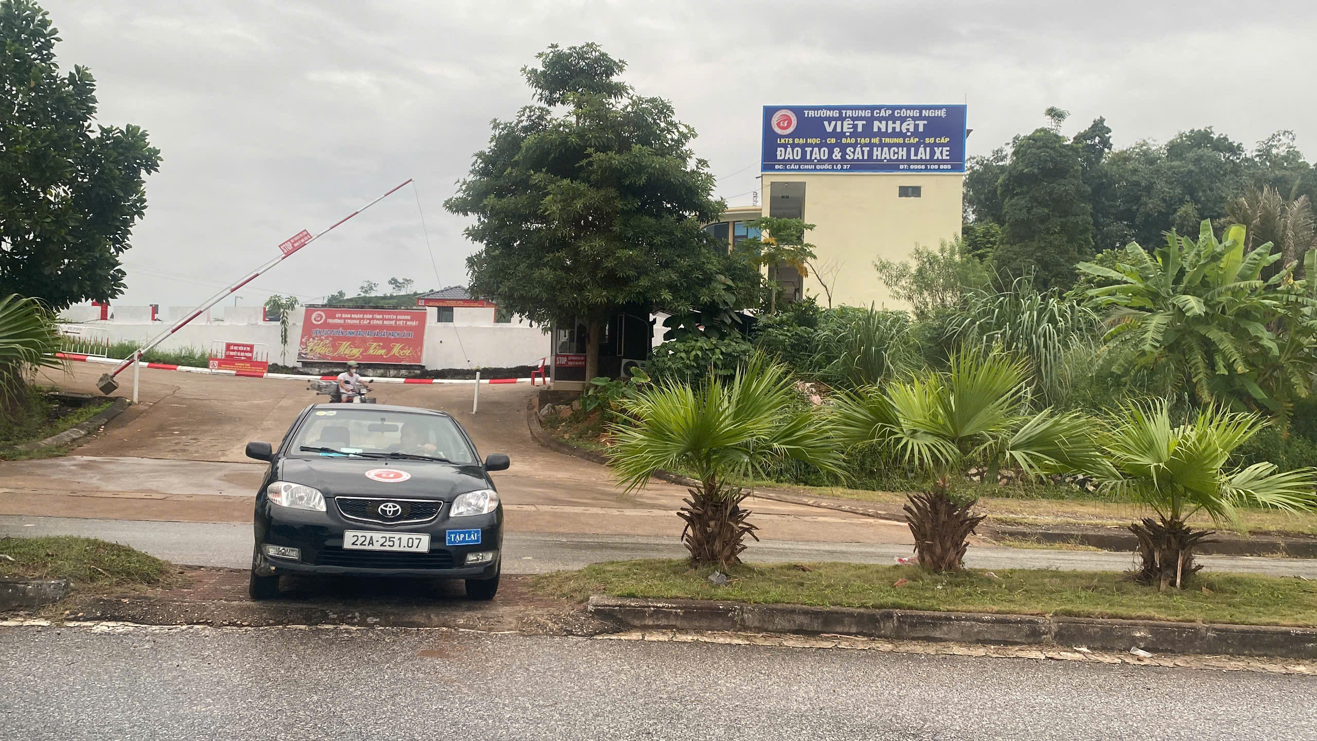 Xác minh nhiều xe tập lái trèo qua dải phân cách cứng 1 xe tập lái - Ảnh 1.