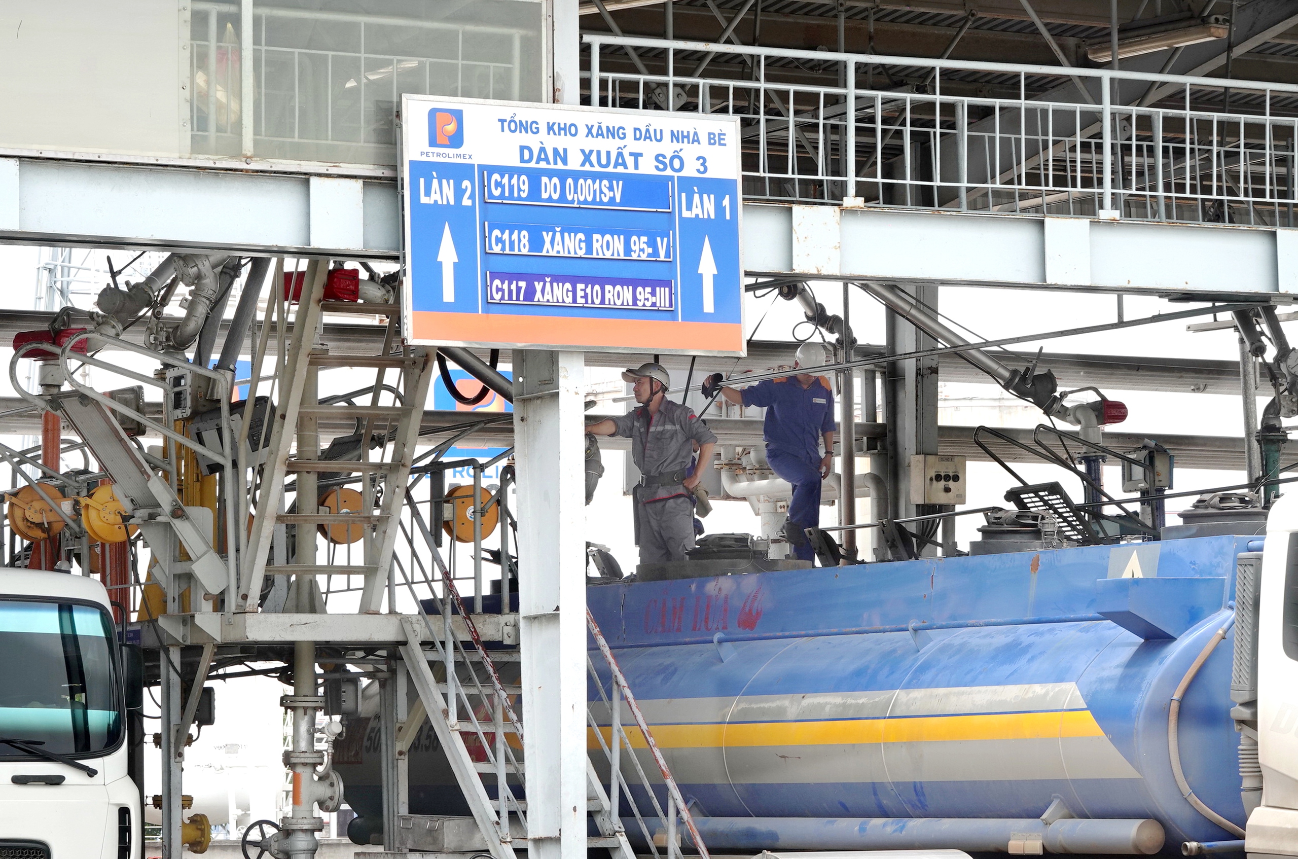 Xăng dầu giảm liên tục 5 phiên, doanh nghiệp đầu mối lao đao vì nhập về giá cao, bán giá thấp 1 Xăng dầu giảm liên tục 5 phiên, doanh nghiệp đầu mối lao đao vì nhập về giá cao, bán giá thấp - Ảnh 1.