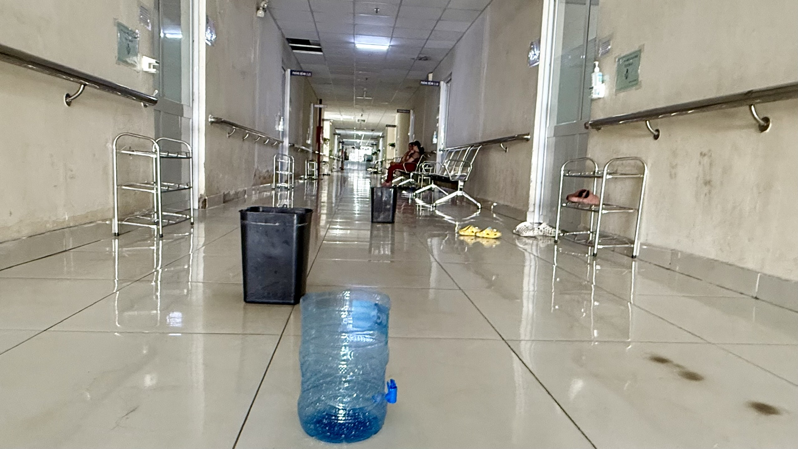 Xây dựng 150 tỉ đồng, khoa phụ sản chưa sử dụng đã hư hỏng 1 TP.HCM: Khoa phụ sản Bệnh viện đa khoa Bình Dương hư hỏng, dột nát nghiêm trọng - Ảnh 1.