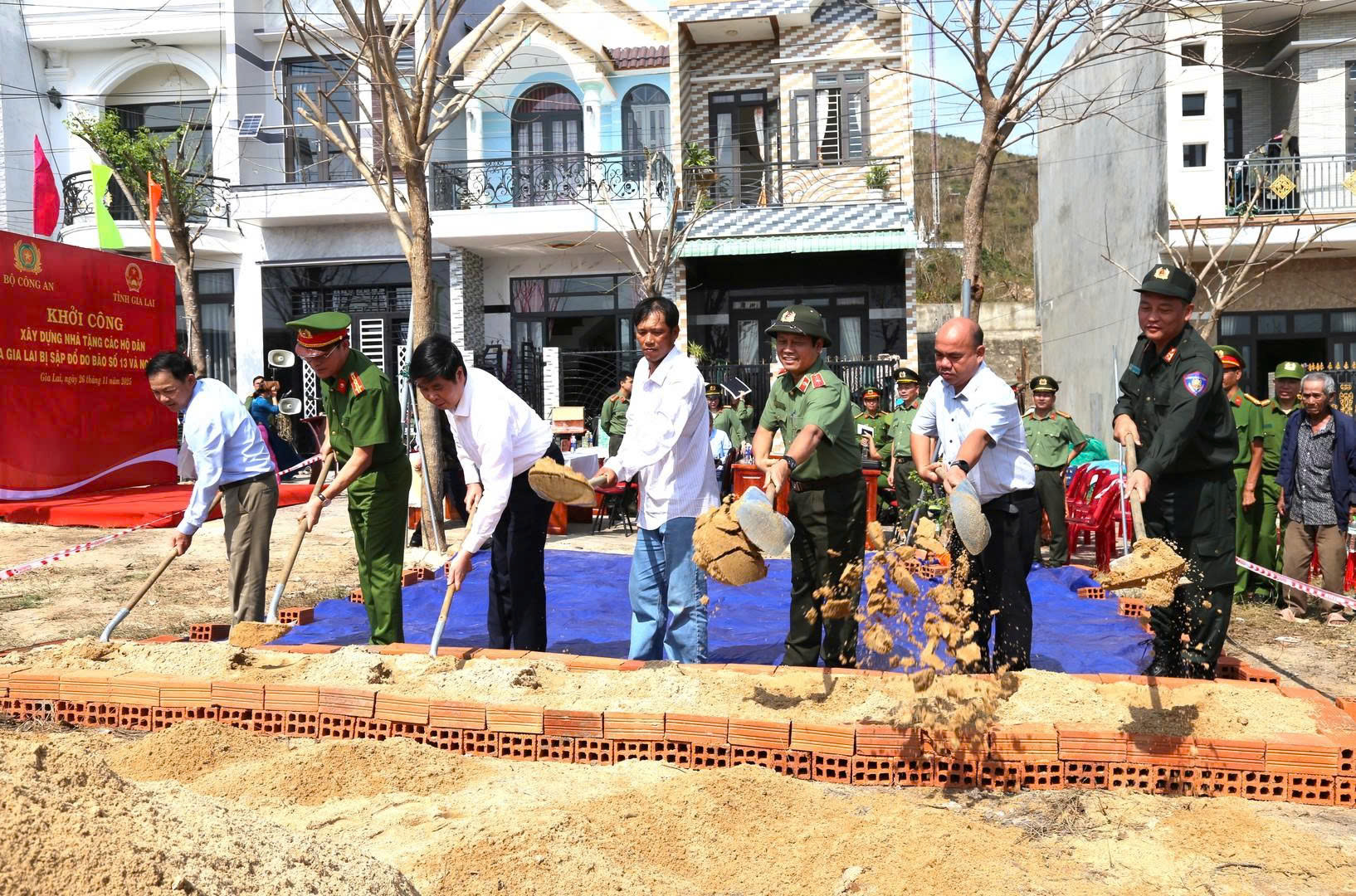 Xây, sửa nhà để người dân vùng lũ kịp đón Tết - Ảnh 1.