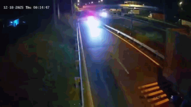 Xe cứu thương chở bệnh nhân tông vào xe container khiến 3 người tử vong