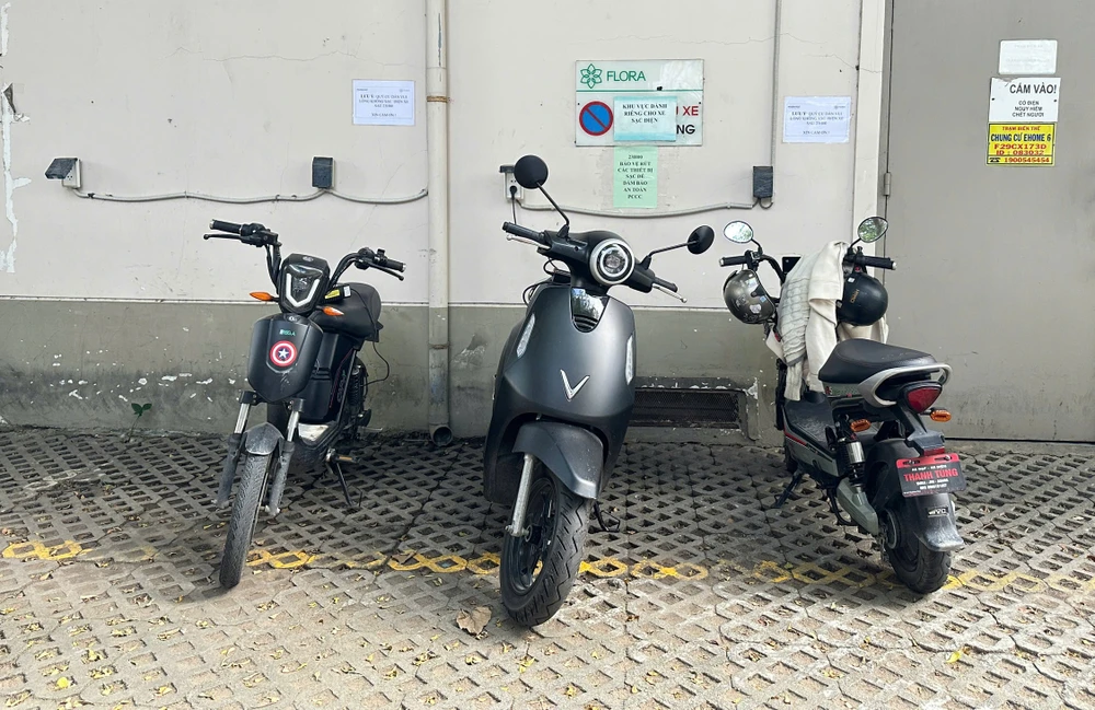 Một số chung cư tại TP.HCM bố trí khu vực sạc xe máy điện ngoài trời, tách biệt khu nhà ở và bãi giữ xe chung cư. Ảnh: THẢO HIỀN