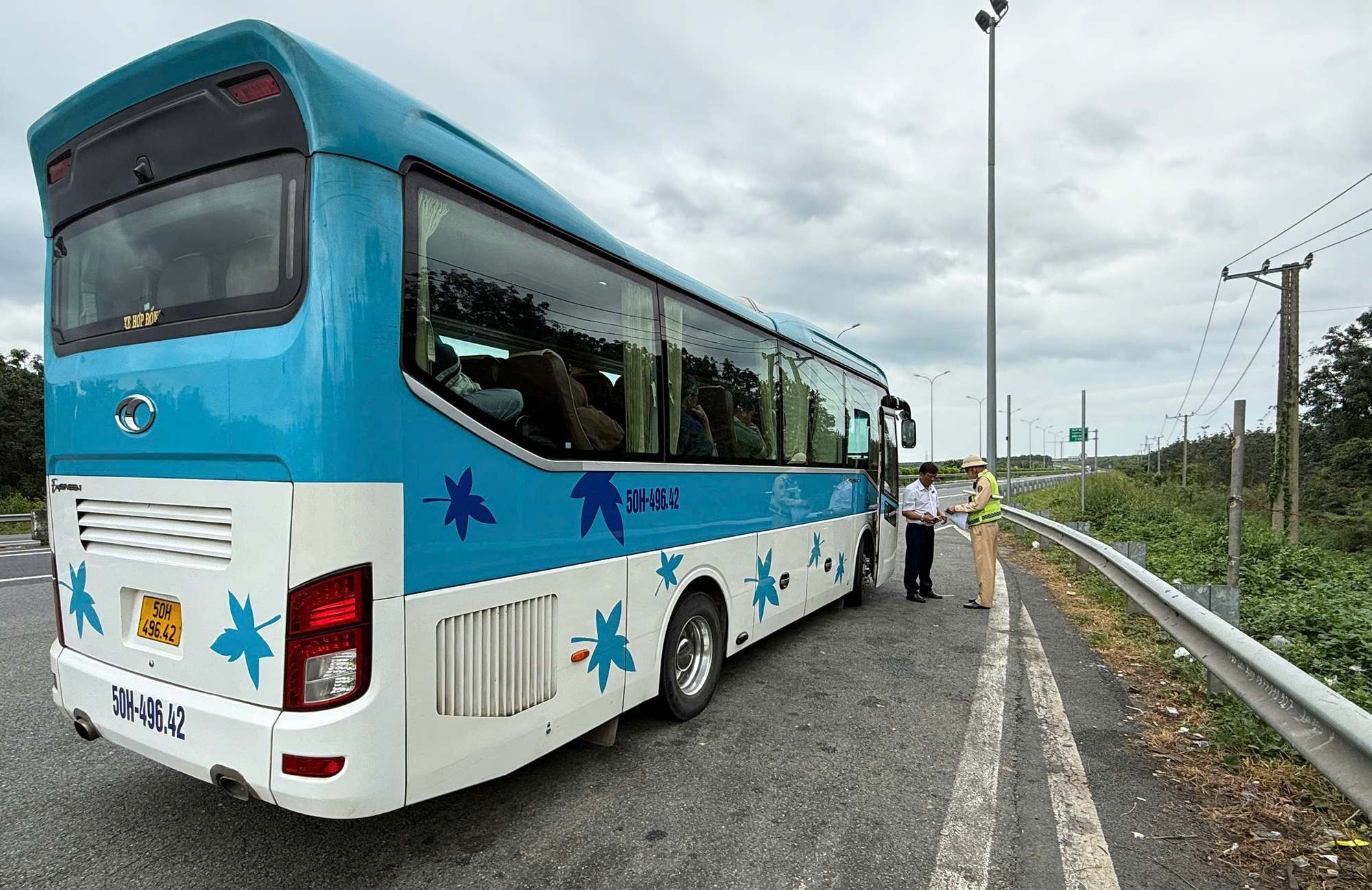 Xe khách giường nằm 'không có hợp đồng' chạy trên cao tốc bị Cục Cảnh sát giao thông xử lý 1 Xe khách giường nằm 'không có hợp đồng' chạy trên cao tốc bị Cục Cảnh sát giao thông xử lý - Ảnh 1.