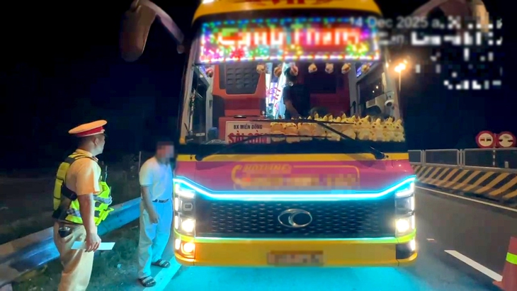 Xe khách không đăng kiểm, tài xế không bằng lái chạy lên cao tốc, bị phạt hơn 127 triệu - Ảnh 1.