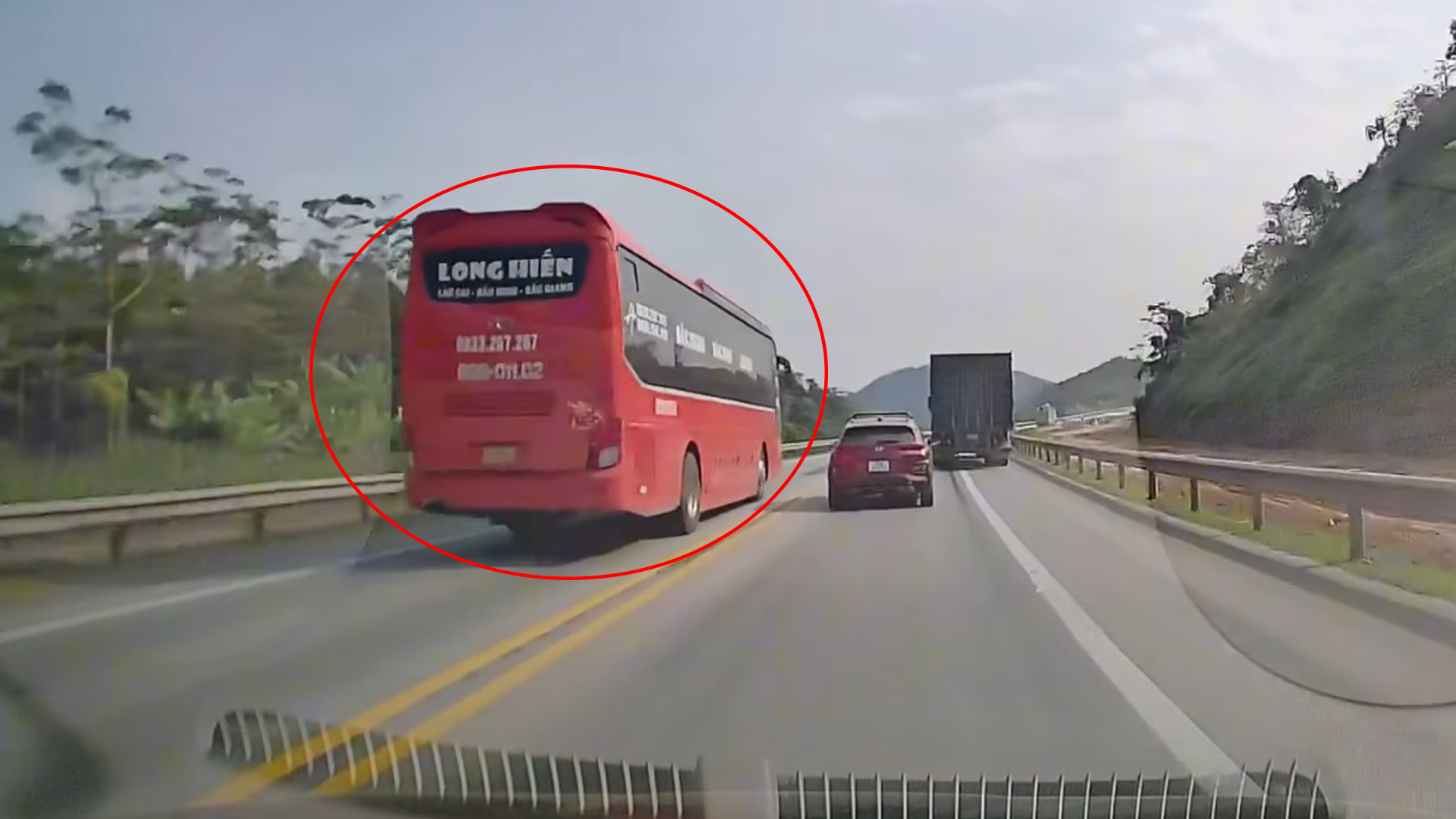 Xe khách ngang nhiên 'cướp làn', vượt ẩu trên cao tốc: Mức phạt chưa đủ răn đe? - Ảnh 1.