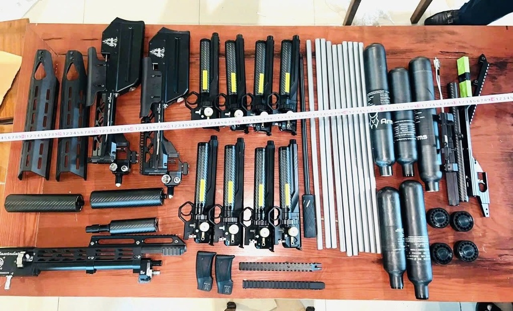 Xe khách vận chuyển trái phép 149 linh kiện súng quân dụng - 1