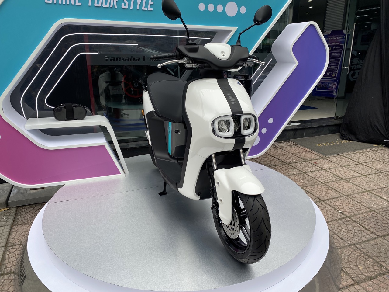 Xe máy điện Yamaha ở Việt Nam nay có thể đổi pin 24/7, cứu hộ miễn phí - Ảnh 1.