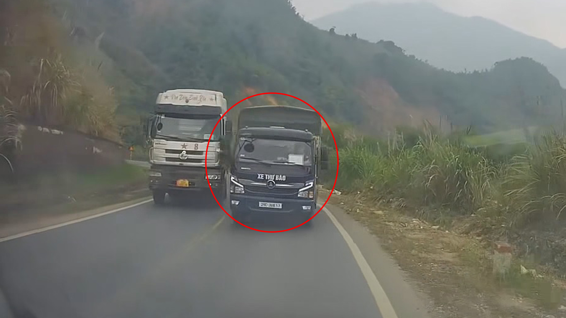 Xe thư báo 'cướp làn' vượt ẩu, ép ô tô khác vào lề đường 1 Xe thư báo 'cướp làn' vượt ẩu, ép ô tô khác vào lề đường - Ảnh 1.