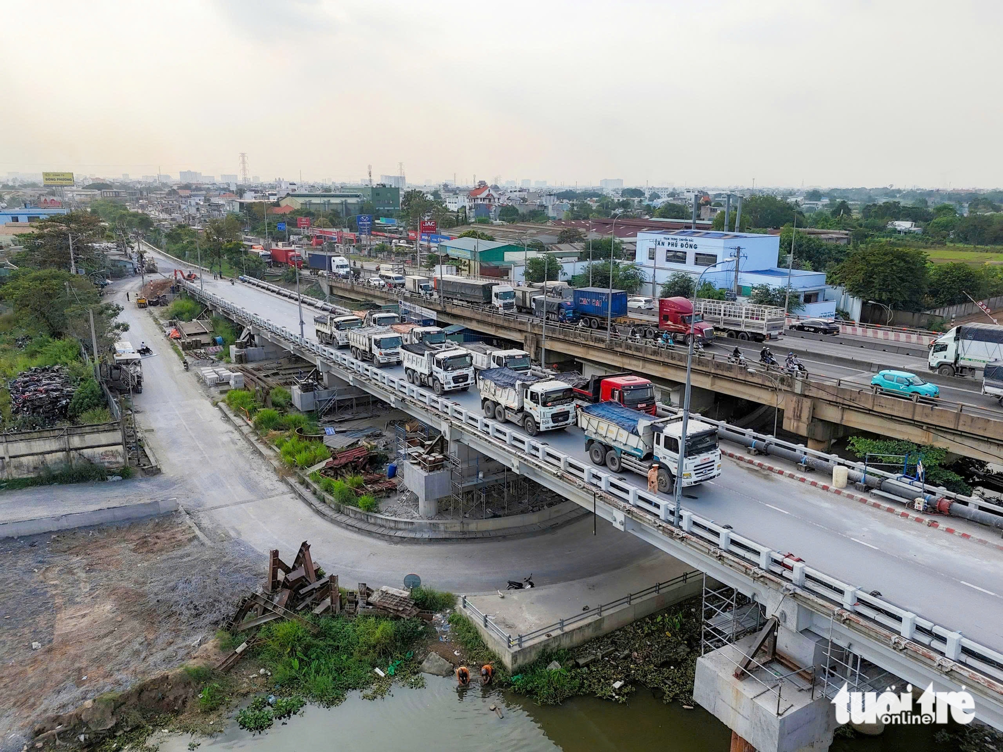 Xem cảnh 10 xe tải lớn 'thử sức' cầu Bình Phước 1 sau khi nâng cao thêm 1 cầu Bình Phước 1 - Ảnh 1.