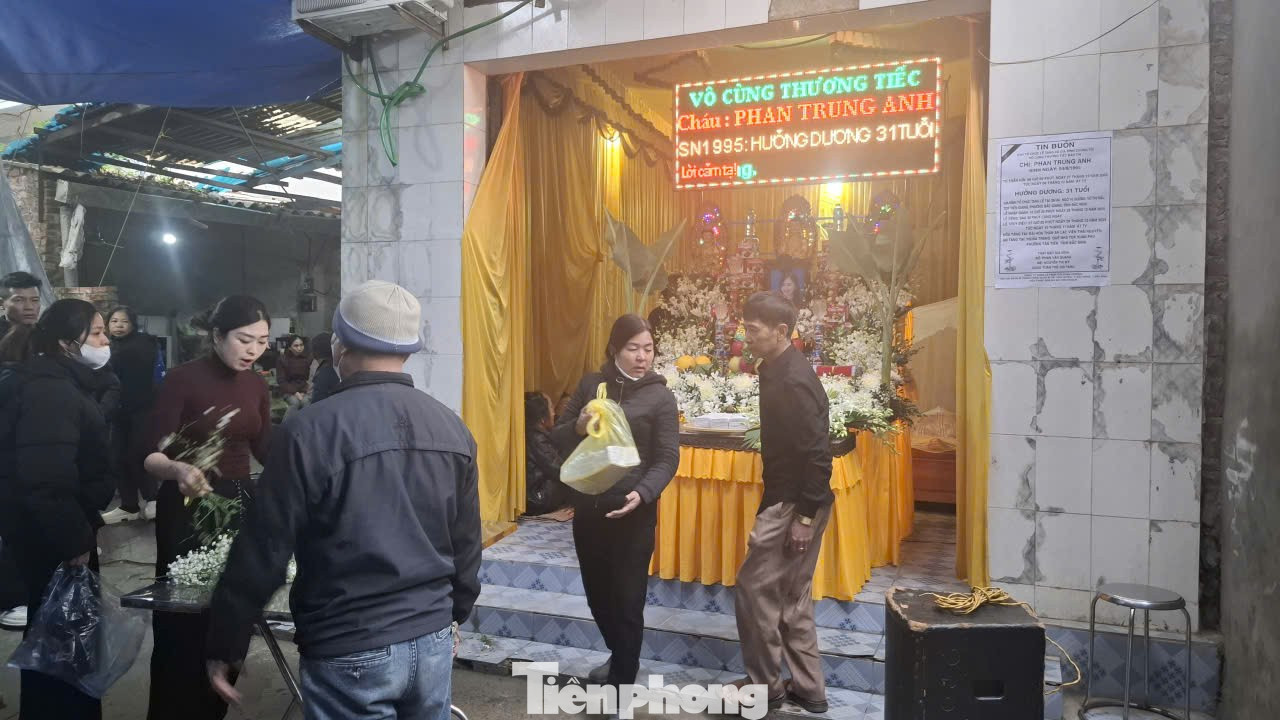 Xót xa đám tang cô giáo trẻ tử vong trong vụ lật xe ở Lào Cai- Ảnh 1.