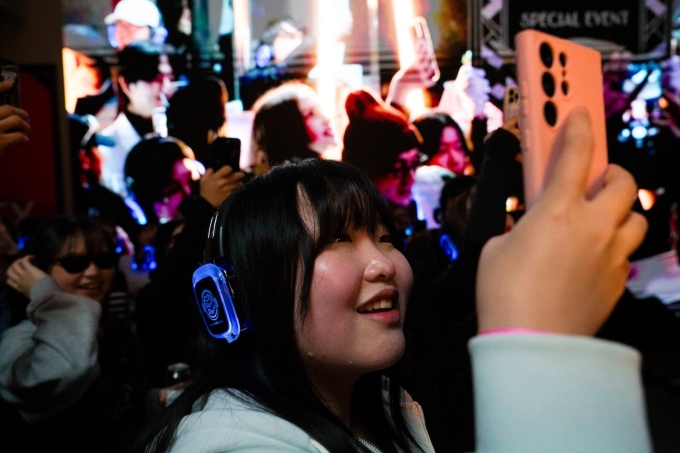 Những người trẻ Hàn Quốc trong một bữa tiệc sáng ở Seoul. Ảnh: WP