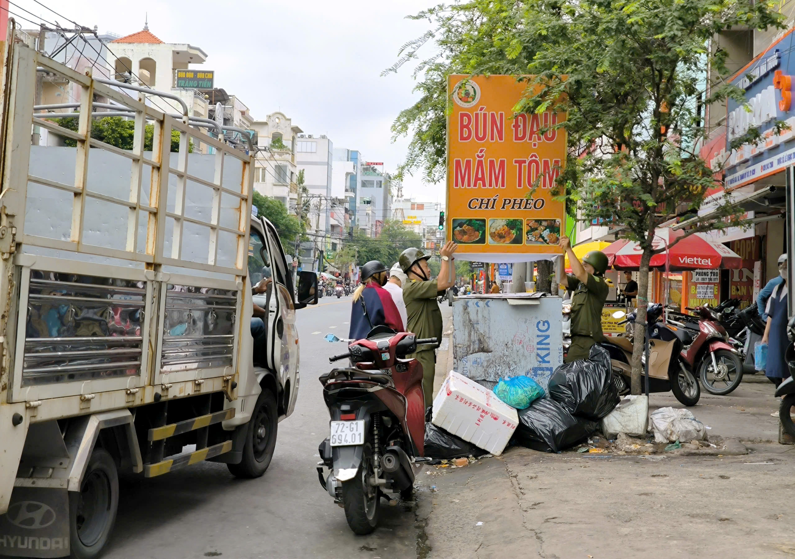 Xử lý lấn chiếm vỉa hè, đừng 'bắt cóc bỏ dĩa' 1 vỉa hè - Ảnh 1.