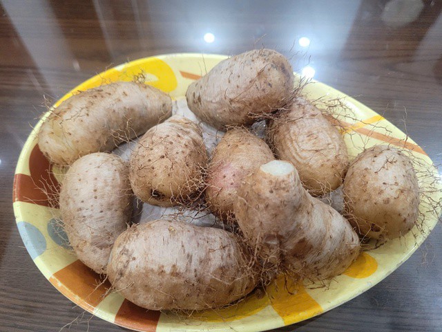 Xù xì bên ngoài nhưng củ này “quý như sâm”, tốt cho đường huyết, chế biến được nhiều món ngon ngày lạnh 1 Củ từ luộc là cách giữ được hương vị thơm ngon. Ảnh HM