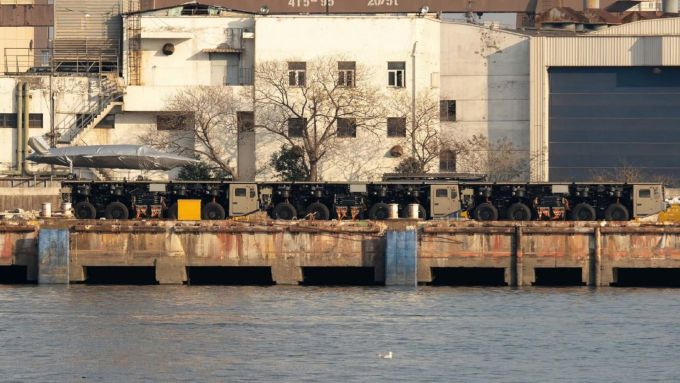 Hệ thống được cho là máy phóng điện từ đặt trên xe tải tại nhà máy đóng tàu ở Thượng Hải, Trung Quốc trong ảnh công bố ngày 28/12. Ảnh: War Zone