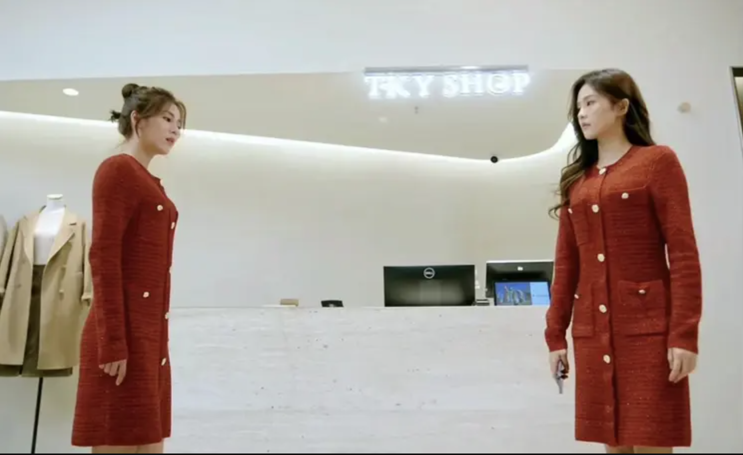 Xui 8 kiếp mới vớ phải phim Trung Quốc này: Nữ chính mặc đồ hiệu như hàng chợ, cảnh nóng phản cảm nhất trên đời- Ảnh 3. Xui 8 kiếp mới vớ phải phim Trung Quốc này: Nữ chính mặc đồ hiệu như hàng chợ, cảnh nóng phản cảm nhất trên đời- Ảnh 3.