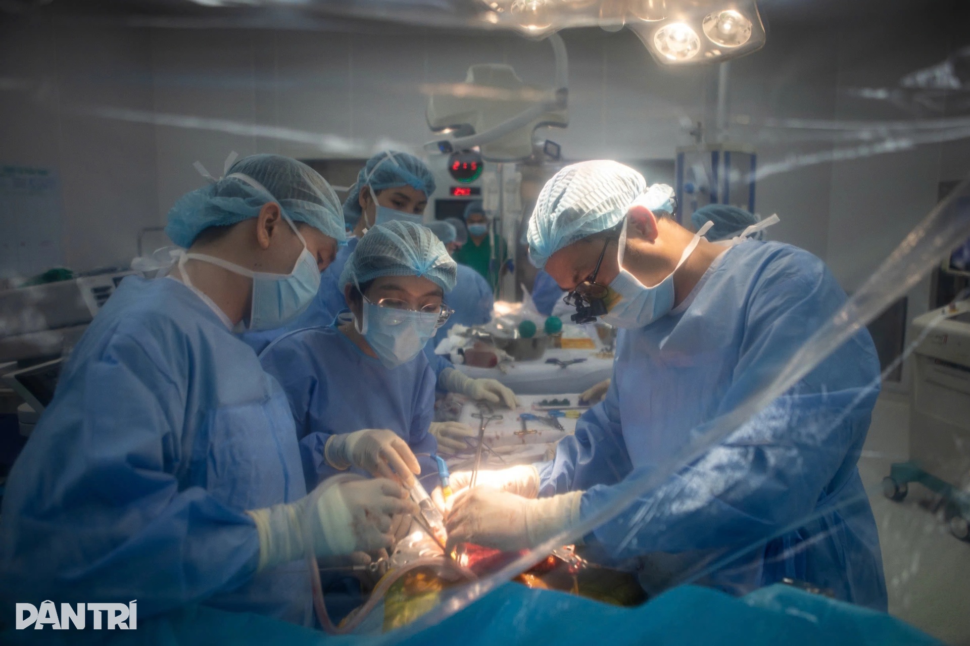 Xuyên đêm ghép gan, bác sĩ quân y giành lại sự sống cho bệnh nhân - 1