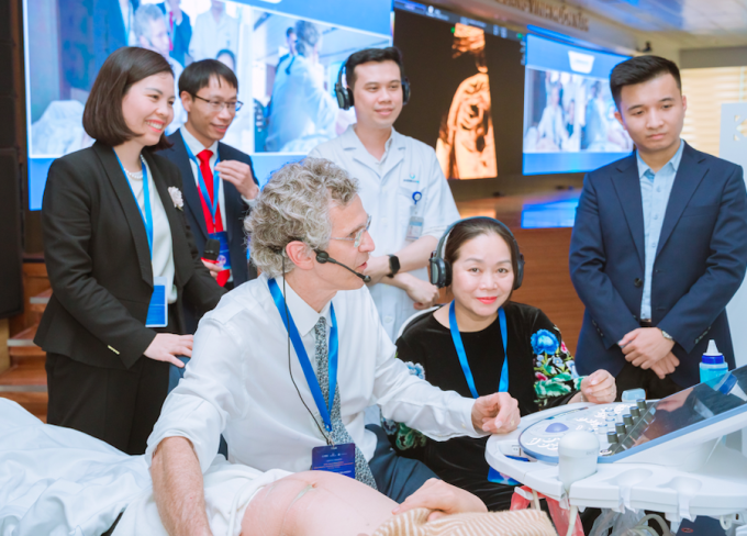Giáo sư GS. Mark Steven Sklansky trình diễn siêu âm thai nhi tại hội thảo. Ảnh: Hoành Anh
