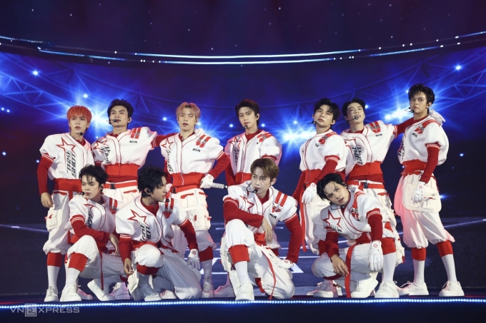 Nhóm nhạc do Yeah1 đào tạo trình diễn tại lễ trao giải Vietnam iContent 2025 do VnExpress tổ chức. Ảnh: Tùng Quỳnh