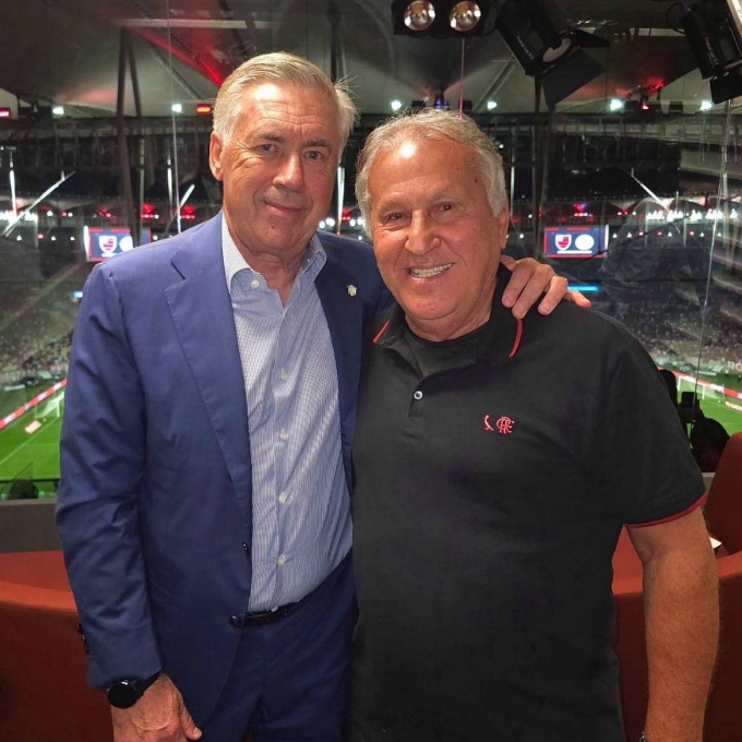 HLV Carlo Ancelotti chụp ảnh cùng huyền thoại Zico tại sân Maracana.