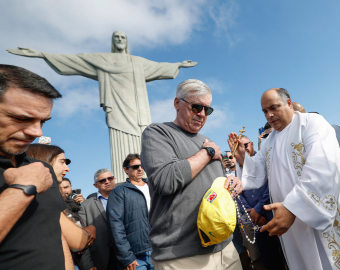 HLV Carlo Ancelotti đến thăm tượng Chúa Cứu Thế ở Rio de Janeiro sau khi được bổ nhiệm làm huấn luyện viên trưởng đội tuyển Brazil. Ảnh: AFP