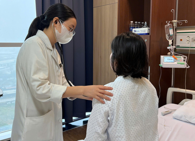 Bác sĩ Hậu khám cho chị Sen trước khi xuất viện. Ảnh: Bệnh viện Đa khoa Tâm Anh