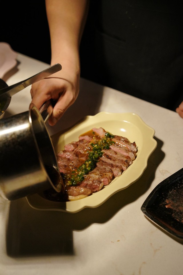 góc hẹn ẩm thực của Gen Z, nơi món ăn kể câu chuyện phố phường 2 MÀU - góc hẹn ẩm thực của Gen Z, nơi món ăn kể câu chuyện phố phường - Ảnh 2.