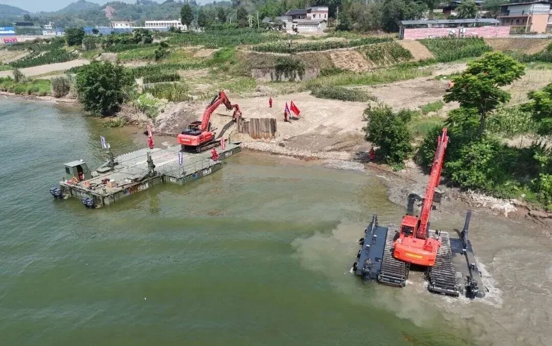 Phát minh của Trung Quốc làm rung chuyển ngành xây dựng và cứu hộ: máy xúc 'biến hình' thành tàu thủy, hoạt động liên tục 12 giờ giữa vùng lũ lụt- Ảnh 1.