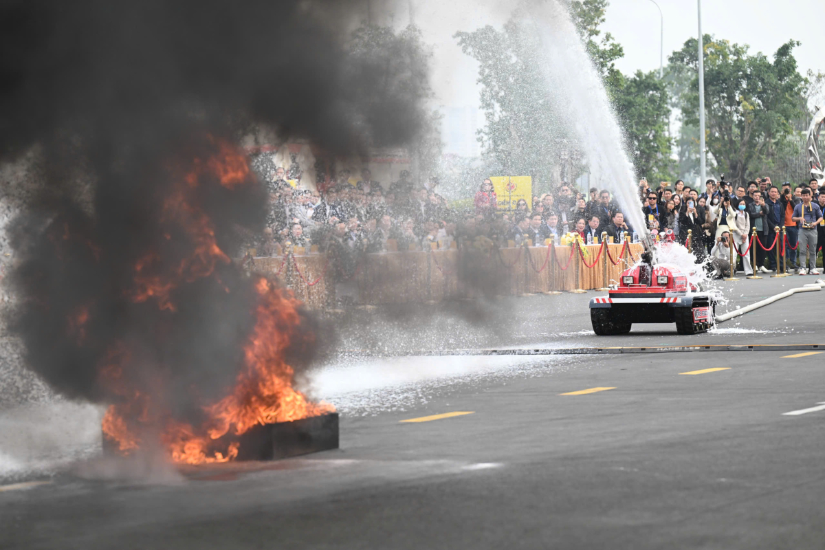 Robot phòng cháy chữa cháy trình diễn tại Diễn đàn Quốc gia phát triển doanh nghiệp Công nghệ Việt Nam. Ảnh: Giang Huy