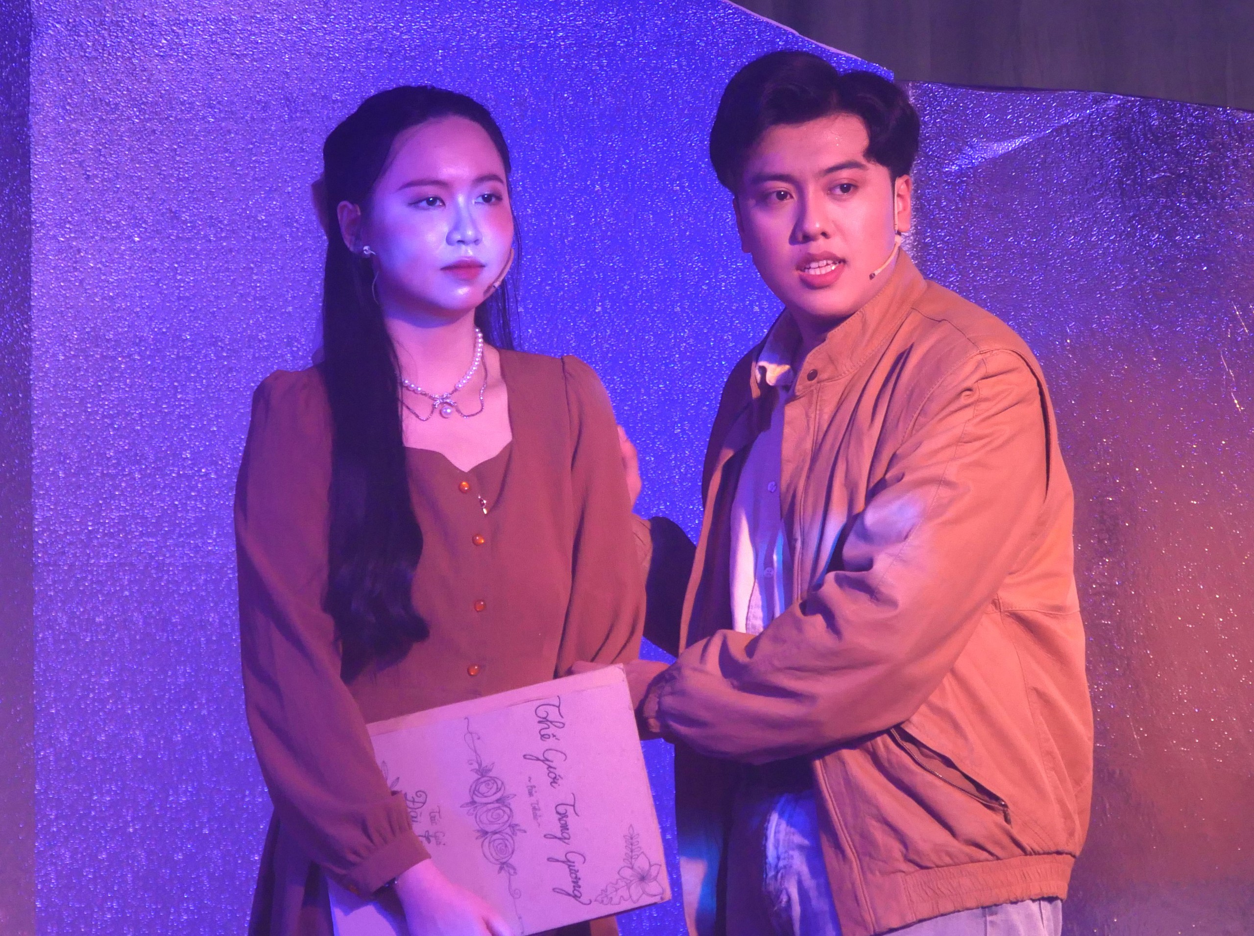 ‘Nằm khóc một mình: Ly rượu thần’ - những mảnh vỡ thanh xuân qua cuộc xuyên không- Ảnh 1. ‘Nằm khóc một mình: Ly rượu thần’ - những mảnh vỡ thanh xuân qua cuộc xuyên không- Ảnh 1.