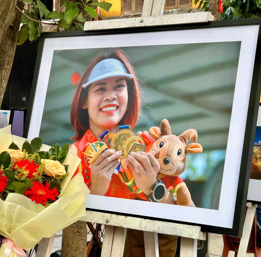 "Nữ hoàng đi bộ" viết tâm thư xin lỗi và tri ân giới hâm mộ cùng những người đã luôn sát cánh bên cô trong sự nghiệp. Ảnh: FNV. nu-hoang-di-bo-thanh-phuc-ngat-xiu-tren-duong-dua-va-loi-tri-an-cam-dong (2).jpg